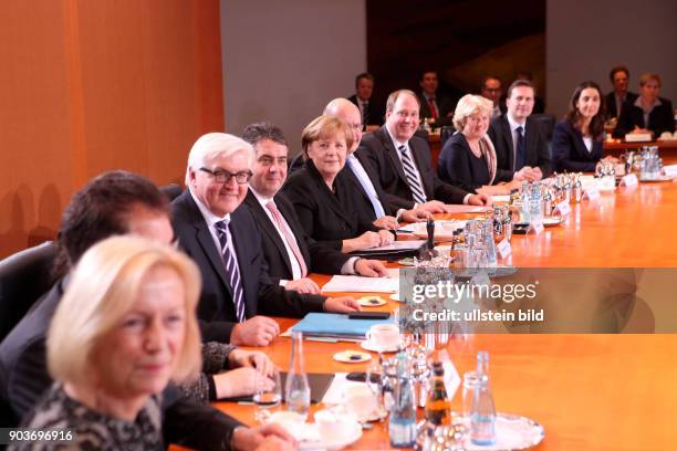 Berlin, Kanzleramt, Bundeskanzleramt, Neues Kabinett Angela Merkel, 1. Sitzung mit Ursula von der Leyen, Sigmar Gabriel, Frank Walter Steinmeier,...