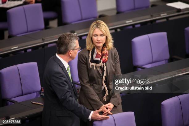 Berlin, Bundestag, Regierungserklaerung von Vizekanzler Sigmar Gabriel zur Energiewende, Manuela Schwesig, Thomas de Maiziere im Gespräch