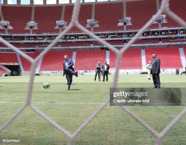 Brasilien, Suedamerika, Bundesratspraesident und Niedersaechsischer Ministerpraesident Stephan Weil SPD zu Besuch in Brasilia, hier im Stadion...