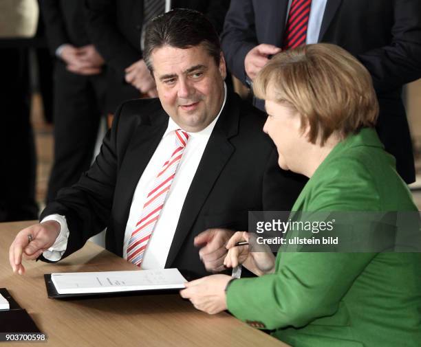 Berlin, Bundestag, Die Parteivorsitzenden von SPD, CDU und CSU unterzeichnen den vorlaeufigen Koalitionsvertrag, der um 7 Uhr morgens stand. SPD...