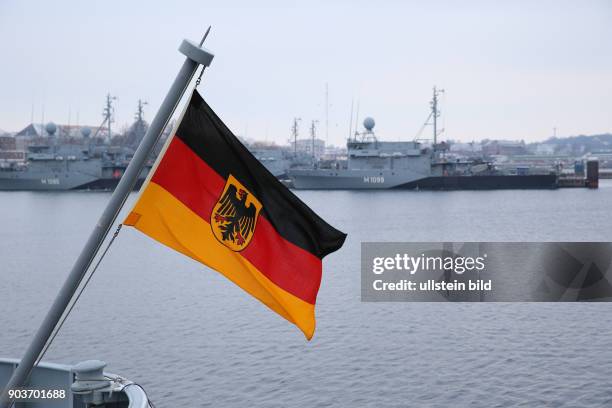 Germany, Bundeskanzlerin Angela Merkel im Marine Stuetzpunkt Liel bei den Kampfschwimmern auf der Fregatte Braunschweig. Wie laenge faehrt so ein...