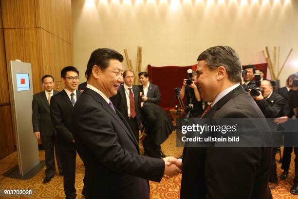 Duesseldorf, InterConti Hotel auf der Koe, Staatsbesuch in NRW des Chinesischen Staatspraesidenten Xi Jinping. Mit Bundeswirtschaftschaftsminister...