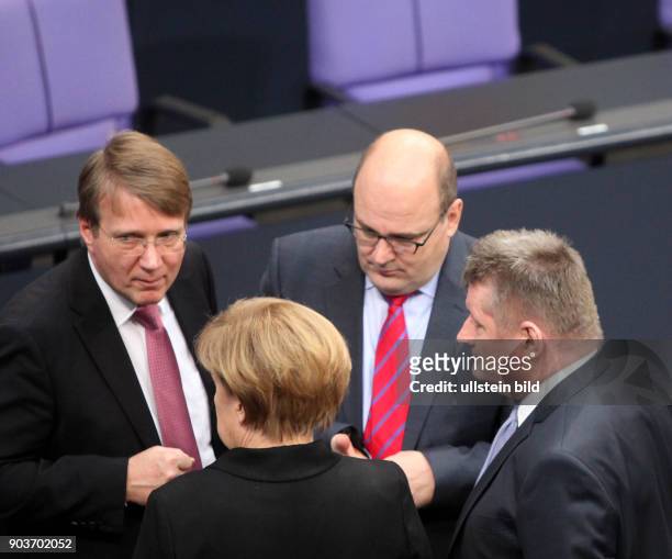 Berlin, Reichstag, Plenum, der Bundestag waehlt Angela Merkel zum 3. Mal zur Bundeskanzlerin, hier im Gespraech mit ihren Vertrauten Ronald Pofalla,...