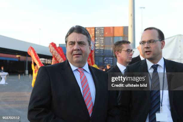 Duesseldorf, InterConti Hotel auf der Koe, Staatsbesuch in NRW des Chinesischen Staatspraesidenten Xi Jinping. Mit Bundeswirtschaftschaftsminister...