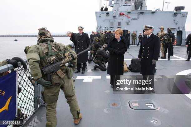 Germany, Bundeskanzlerin Angela Merkel im Marine Stuetzpunkt Liel bei den Kampfschwimmern auf der Fregatte Braunschweig. Wie laenge faehrt so ein...