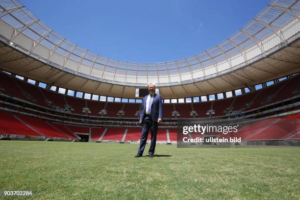 Brasilien, Suedamerika, Bundesratspraesident und Niedersaechsischer Ministerpraesident Stephan Weil SPD zu Besuch in Brasilia, hier im Stadion...