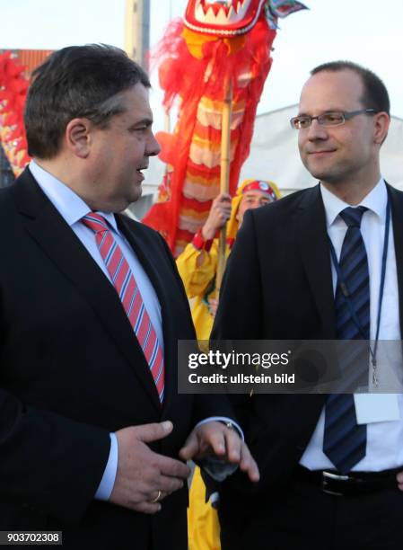 Duesseldorf, InterConti Hotel auf der Koe, Staatsbesuch in NRW des Chinesischen Staatspraesidenten Xi Jinping. Mit Bundeswirtschaftschaftsminister...