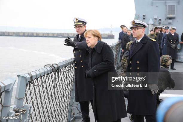 Germany, Bundeskanzlerin Angela Merkel im Marine Stuetzpunkt Liel bei den Kampfschwimmern auf der Fregatte Braunschweig. Wie laenge faehrt so ein...