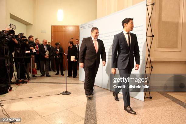 Berlin, BmWi Amtsuebergabe Ministerium SPD Sigmar Gabriel und FDP Philipp Roesler