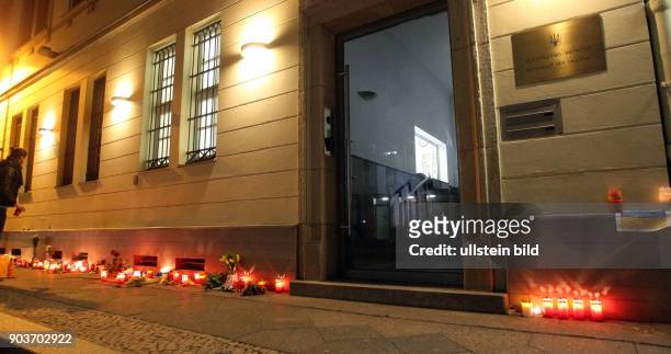 Berlin, Botschaft der Ukraine,b Albrechtstrasse, Kerzen zur Mahnung an die Toten auf dem Maidan Platz in Kiew