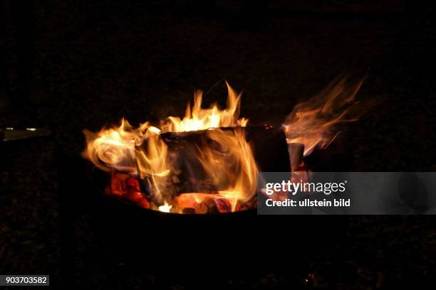 Niklasmarkt Abensberg Lagerfeuer mit brennenden Holzscheiten