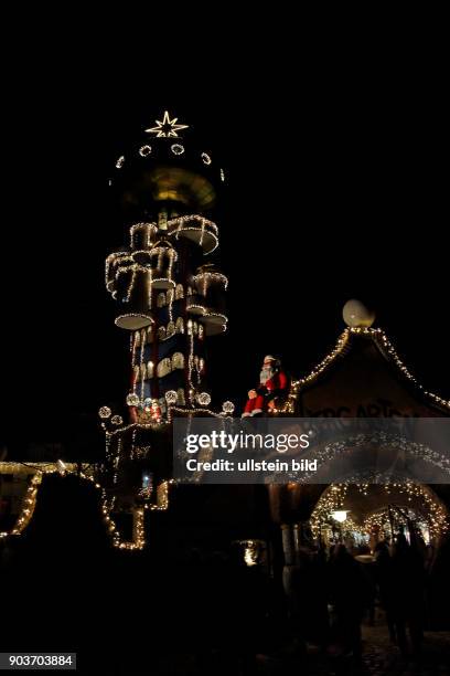 Turmweihnacht Abensberg Hundertwasserturm adventlich beleuchtet mit Nikolaus