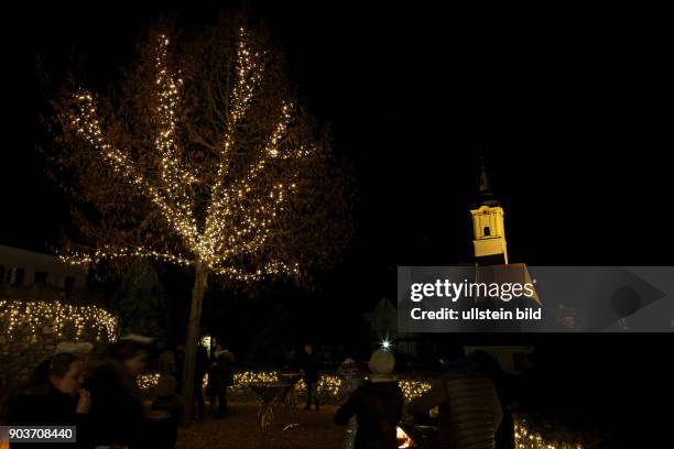 Niklasmarkt Abensberg Kirche und Baum beleuchtet