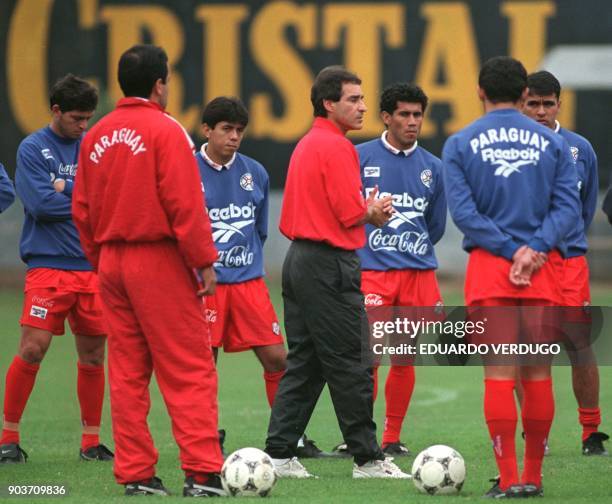 El entrenador de la seleccion Paraguaya de futbol, Paulo Cesar Carpegiani , da instrucciones a sus jugadores en el complejo deportivo del equipo de...