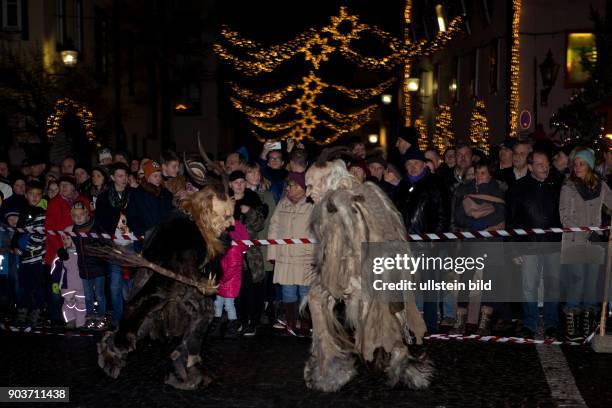Perchten Labertaler Hoellenteufel Auftritt auf Stadtplatz Abensberg beim Adventsmarkt