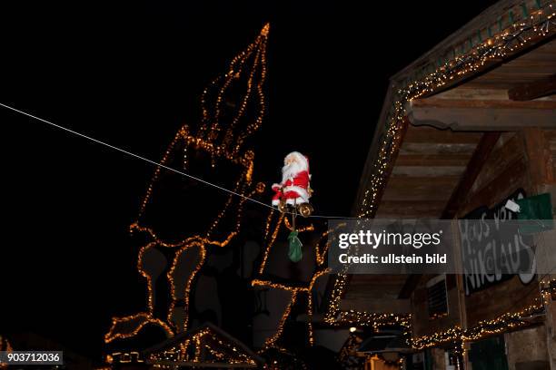 Turmweihnacht Abensberg Kunsthaus adventlich beleuchtet mit seiltanzendem Nikolaus