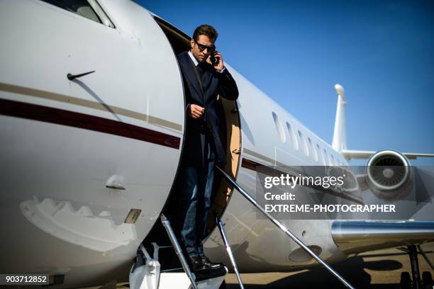 homme à l'aéroport - avion privé photos et images de collection