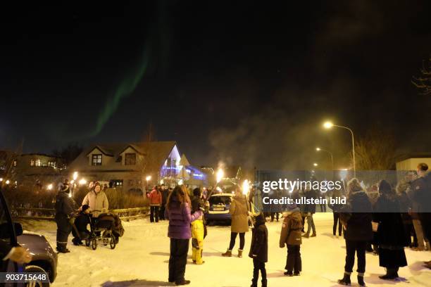 Silvesterfeierlichkeiten in der isländischen Hauptstadt Reykjavik beginnen traditionell mit einem Lagerfeuer, die in verschiedenen Stdtteilen...