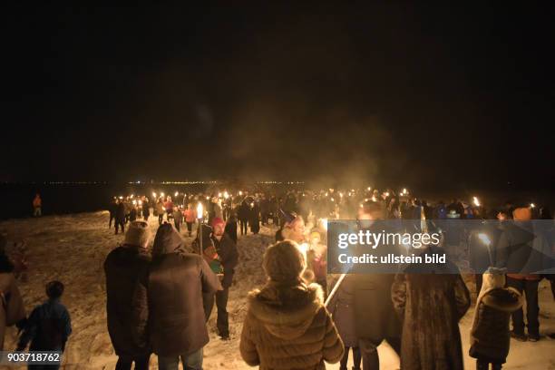 Silvesterfeierlichkeiten in der isländischen Hauptstadt Reykjavik beginnen traditionell mit einem Lagerfeuer, die in verschiedenen Stdtteilen, wie...