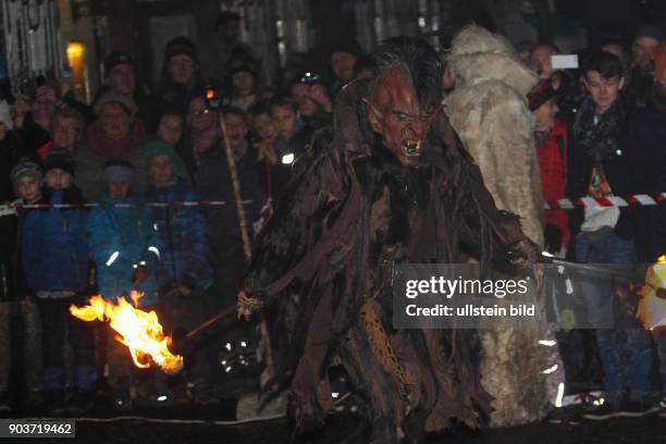 Perchten Labertaler Hoellenteufel Auftritt auf Stadtplatz Abensberg beim Adventsmarkt