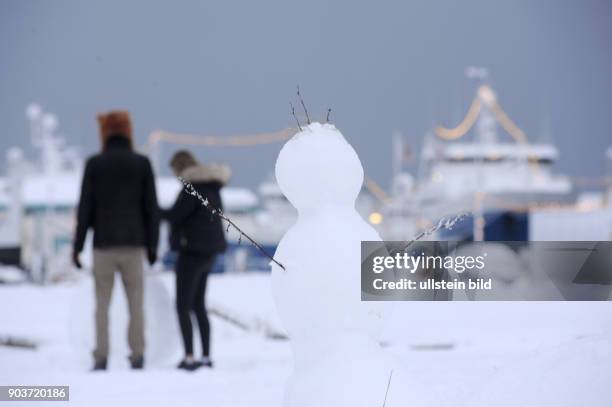 Schneemann bauen am alten Hafen von Reykjavik