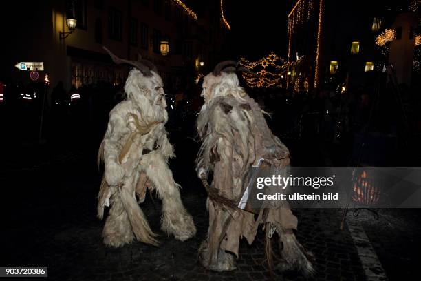 Perchten Labertaler Hoellenteufel Auftritt auf Stadtplatz Abensberg beim Adventsmarkt