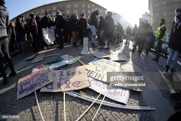 Studenten protestieren mit einer Demonstration gegen die Entlassung des stasibelasteten ehemaligen Staatssekretärs und Dozenten der...