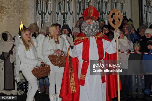 Perchten Labertaler Hoellenteufel Auftritt Nikolaus auf Stadtplatz Abensberg beim Adventsmarkt