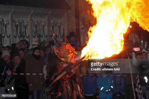 Perchten Labertaler Hoellenteufel Auftritt auf Stadtplatz Abensberg beim Adventsmarkt