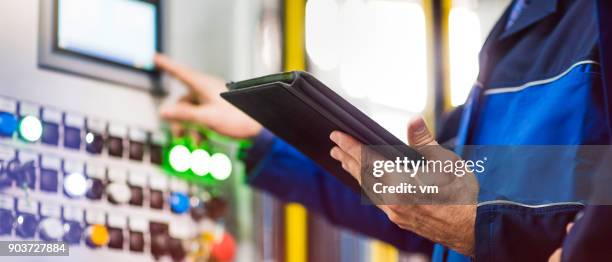 close-up of engineer using control panel - ipad close up imagens e fotografias de stock