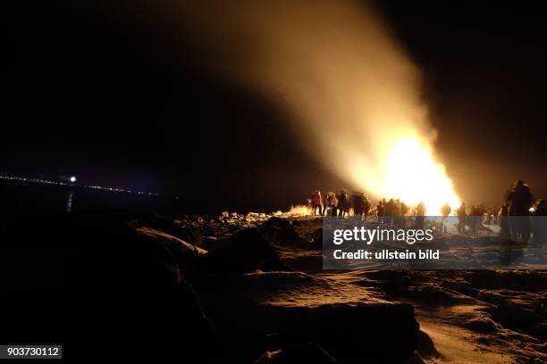 Silvesterfeierlichkeiten in der isländischen Hauptstadt Reykjavik beginnen traditionell mit einem Lagerfeuer, die in verschiedenen Stdtteilen...