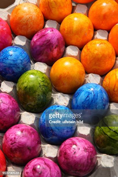 Bunte Eier in einem Eierkarton am im hessischen Wiesbaden Wiesbaden: Bunte Eier werden auf dem Wiesbadener Wochenmarkt an einem Marktstand zum...
