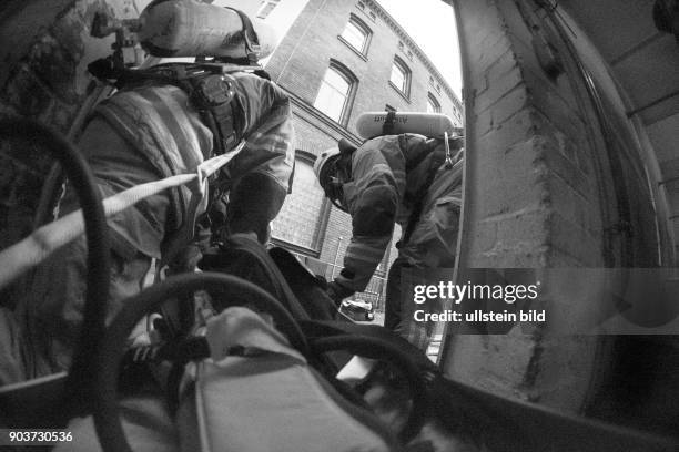 Feuerwehrleute der Atemschutznotfall-Trainierten-Staffel der Feuerwache 1300 in Berlin-Prenzlauer trainieren auf der Wache für den Ernstfall. Geübt...