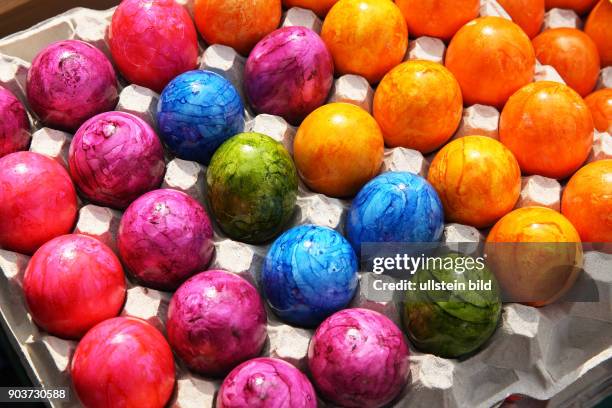 Bunte Eier in einem Eierkarton am im hessischen Wiesbaden Wiesbaden: Bunte Eier werden auf dem Wiesbadener Wochenmarkt an einem Marktstand zum...