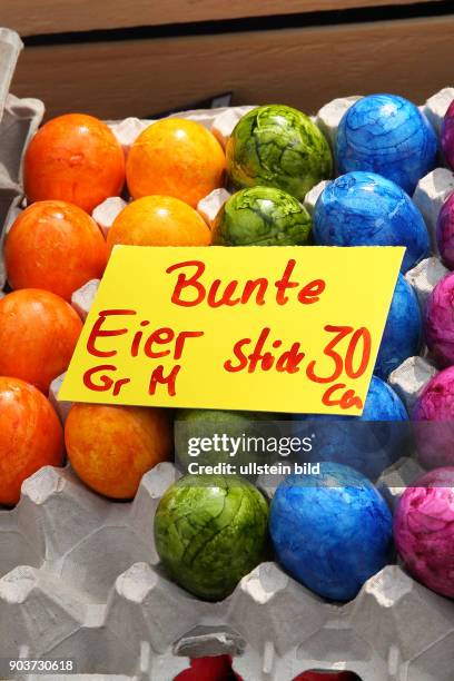 Bunte Eier in einem Eierkarton am im hessischen Wiesbaden Wiesbaden: Bunte Eier werden auf dem Wiesbadener Wochenmarkt an einem Marktstand zum...