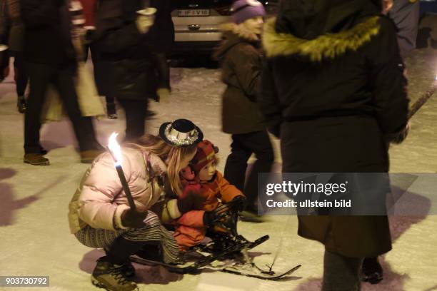 Silvesterfeierlichkeiten in der isländisschen Hauptstadt Reykjavik beginnen traditionell mit einem Lagerfeuer, die in verschiedenen Stdtteilen...