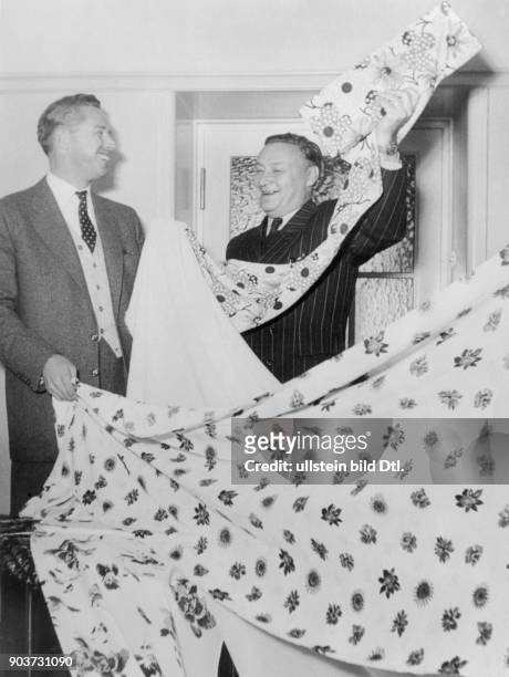 Modeschöpfer, D - mit einem Mitarbeiter einer Textilfirma bei der Stoffauswahl für seine Kollektion des Jahres 1952 - November 1951