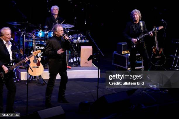 Höhner-Weihnacht v.l.: Micki Schläger , Jens Streifling , Hannes Schöner , Henning Krautmacher , Wolf Simon und John Parsons gastieren mit ihrer...