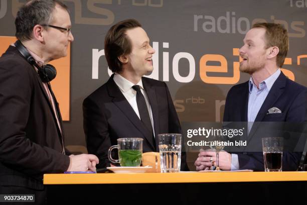 Moderator Knut Elstermann mit Schauspieler August Diehl und Schauspieler Stefan Konarske im RadioEins Berlinale Nighttalk aus derr XXLounge am Rande...