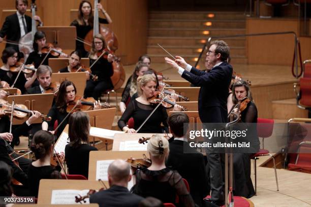 Daniel Harding leitet das Mahler Chamber Orchestra in Begleitung des Chor der MCO Academy, Einstudierung: Alexander Eberle, der MCO Academy sowie der...