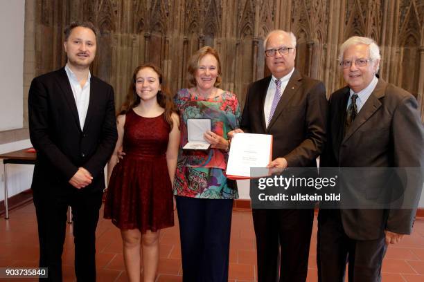 Josef Haubrich wird von der Stadt Köln posthum für seiner Verdienste mit der Jabach-Medaille ausgezeichnet. In Vertretung von Oberbürgermeisterin...