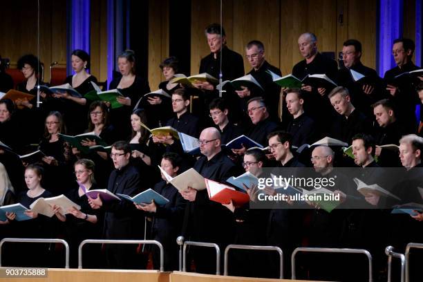 Bruno Mantovani leitet die Junge Deutsche Philharmonie in Begleitung der Chöre der Kölner Dommusik und des Vokalensemble Kölner Dom sowie das...