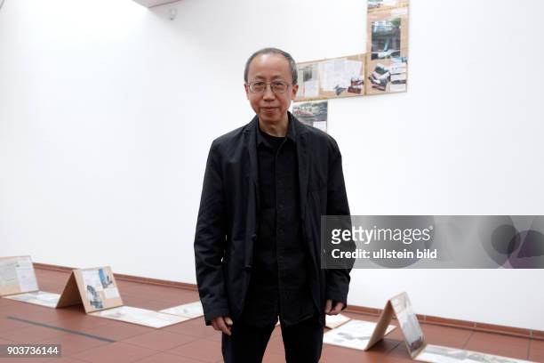 Huang Yong Ping erhält für seine Arbeit "Mémorandum: Bat Project I, II, III, 2001-2003" Holz, Fotografien, Papierseitenm Modellflugzeug in Kiste: 50...