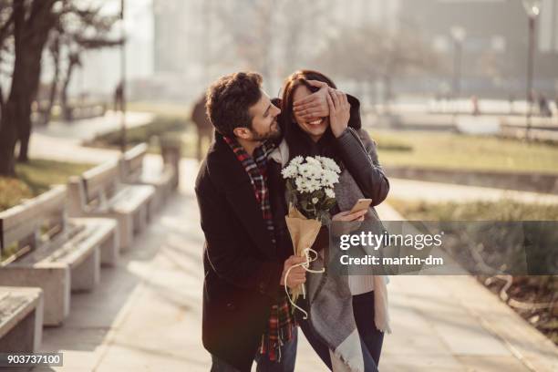 couple dating on valentine's day - bunch imagens e fotografias de stock