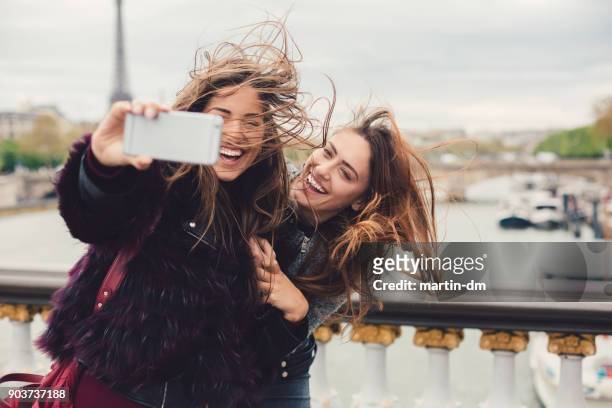 meisjes genieten van vakantie in parijs - reisbestemmingen stockfoto's en -beelden