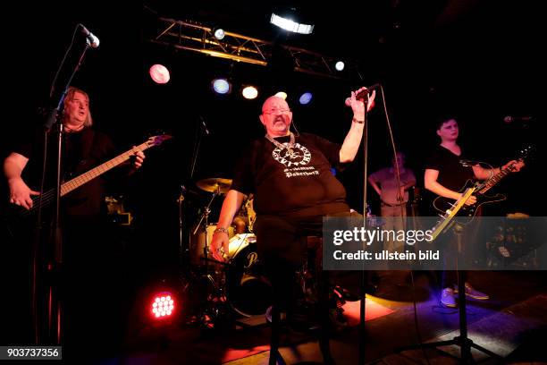 Jürgen Zeltinger Band "Die Rückkehr des Retters"-Tour Die aktuelle Bandbesetzung lautet: Jürgen Zeltinger , Dennis Kleimann , T.S. Crusoe , Wolfgang...