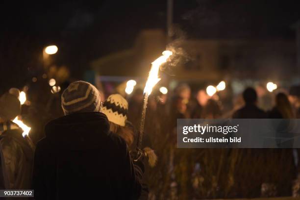 Silvesterfeierlichkeiten in der isländischen Hauptstadt Reykjavik beginnen traditionell mit einem Lagerfeuer, die in verschiedenen Stdtteilen, wie...