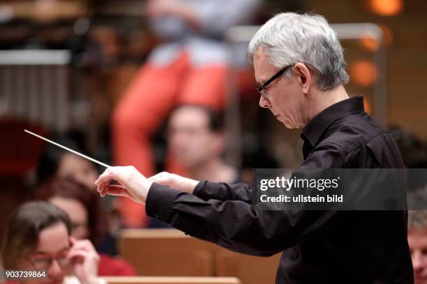 Thomas Neuhoff leitet das Gürzenich Orchester Köln in Begleitung des amerikanischen Baritons Jubilant Sykes , des Tenor Ronald Samm und Konstantin...