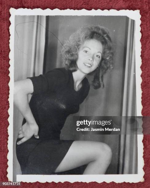 old photos of young woman in photography studio posing - fashion archive stock-fotos und bilder