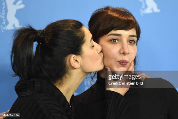 Regisseurin Ceylan Özgun Özcelik und Schauspielerin Algi Eke beim Photocall zum Film KAYGI/INFLAME während der 67. Berlinale